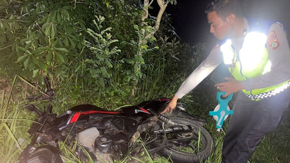 TRAGIS: Motor korban kecelakaan di Banyubiru Jembrana inisial DRI nyungsep di pinggir jalan raya.