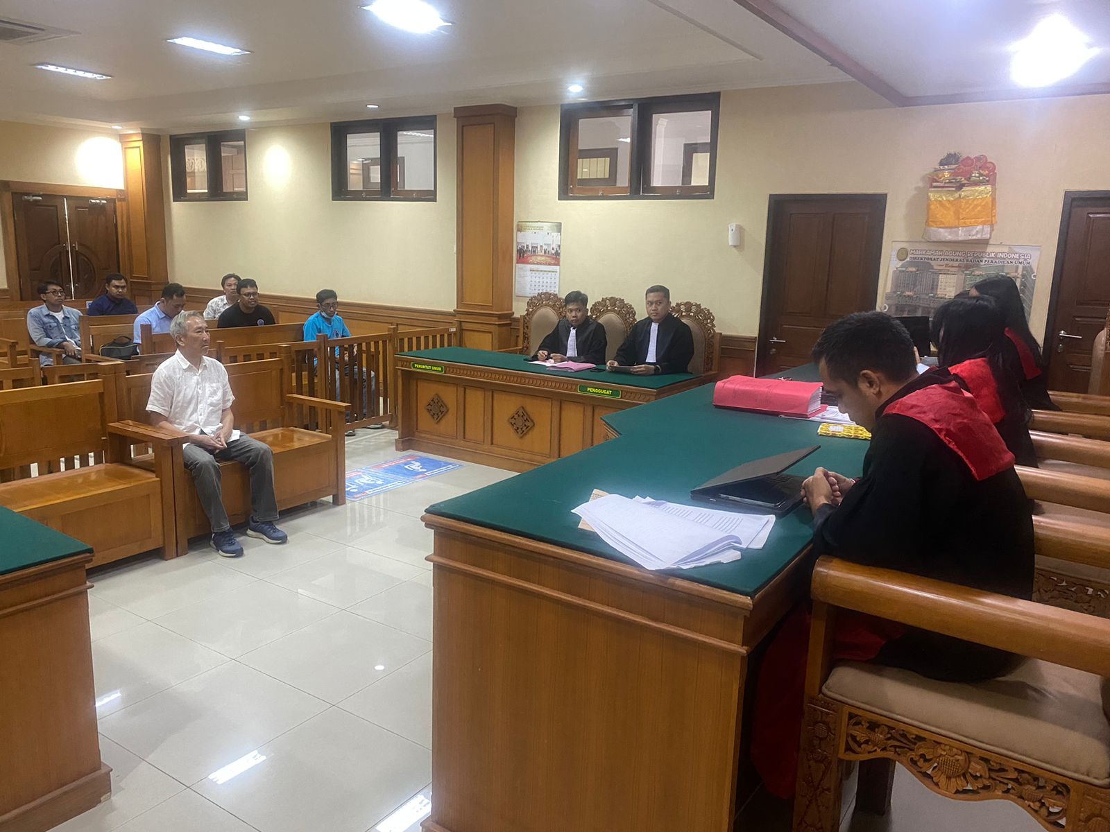 Vincent Juwono ,68, pemilik Ayuterra Resort, menjalani sidang kasus lift maut Ayuterra Resort sebagai terdakwa di Pengadilan Negeri (PN) Gianyar, Rabu (27/3).