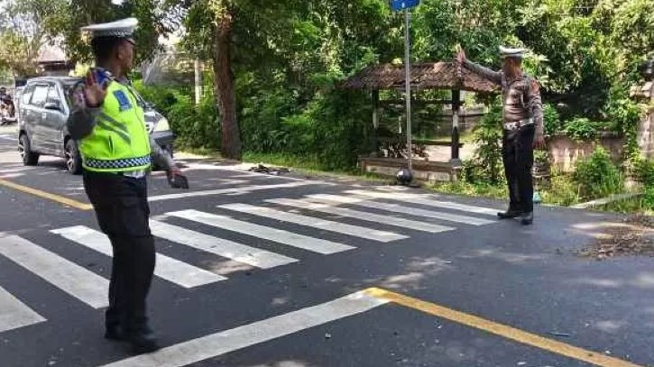 LAKALANTAS: Polantas Polres Jembrana melakukan olah TKP kecelakaan yang menewaskan pemotor di Melaya.