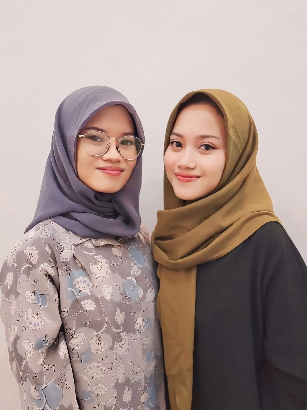 Sosok Mia Ramadhani (kiri) dan Nia Ramadhani, saudara kembar yang lolos SNBP UNAIR.