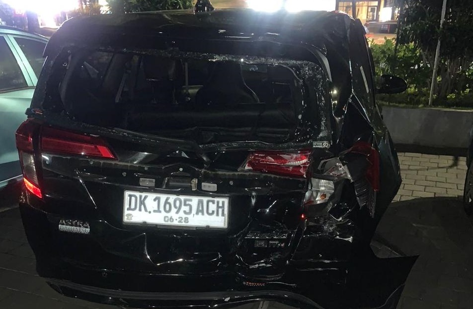 Mobil Daihatsu Sigra ditabrak dari belakang oleh truk di Jalan By Pass Ngurah Rai, Kuta, Bali.