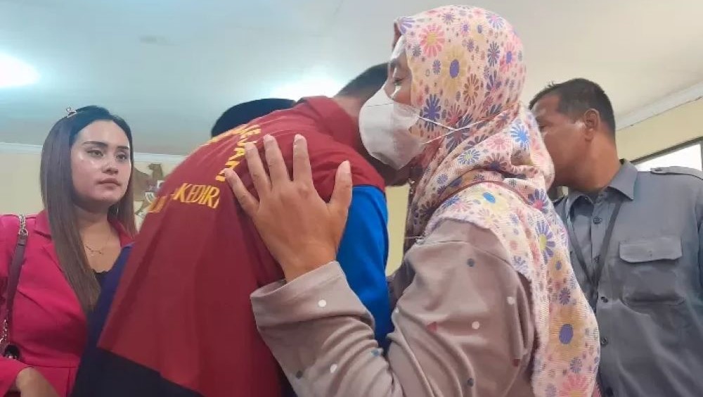 VONIS: Pelaku penganiayaan hingga mengakibatkan tewasnya santri ponpes memeluk ibunya usai pembacaan putusan hakim PN Kediri.