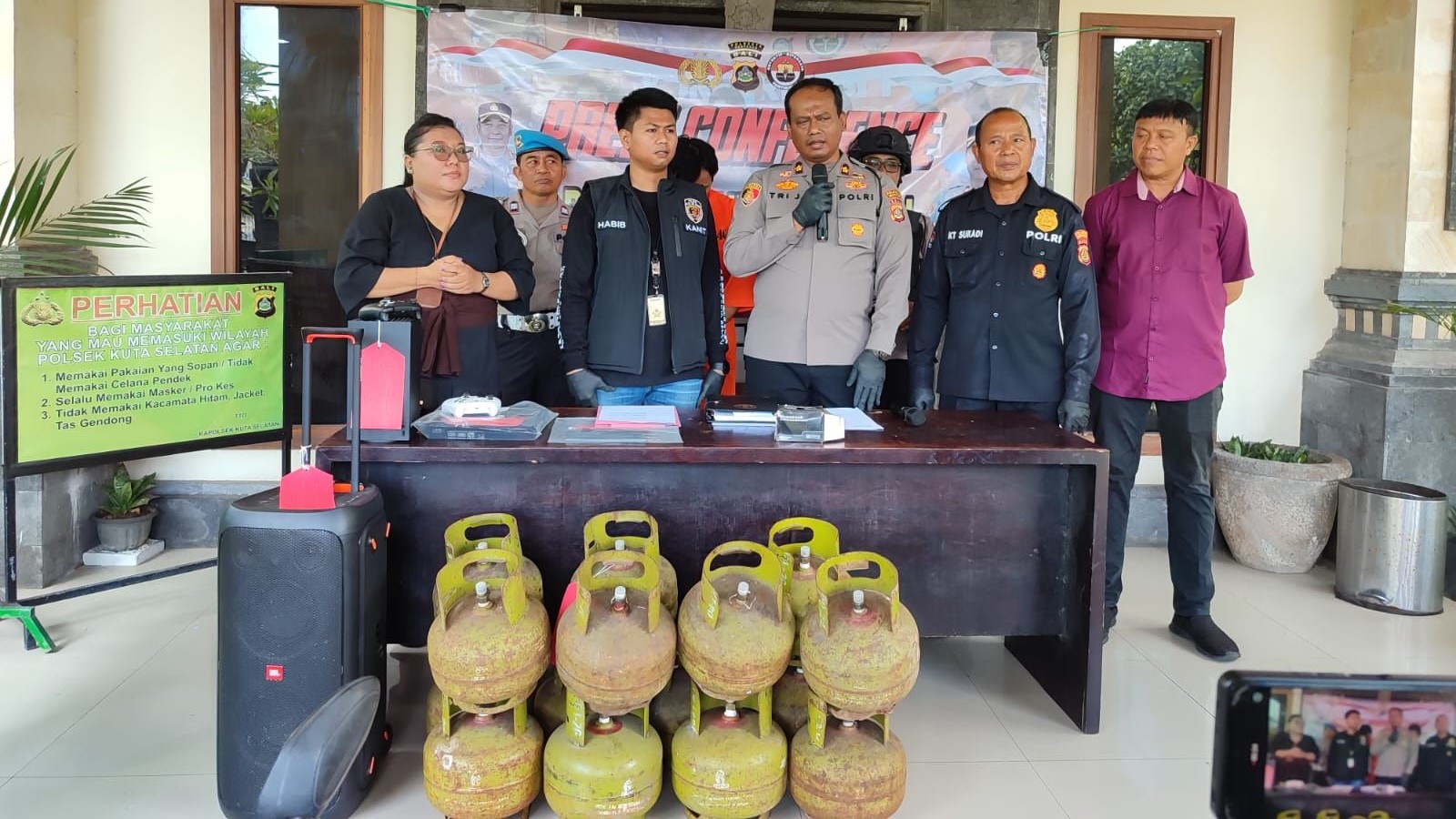 MALING VILLA: Kapolsek Kuta Selatan, Kompol Tri Joko mengungkap kasus pencurian di villa yang dilakukan karyawannya sendiri.