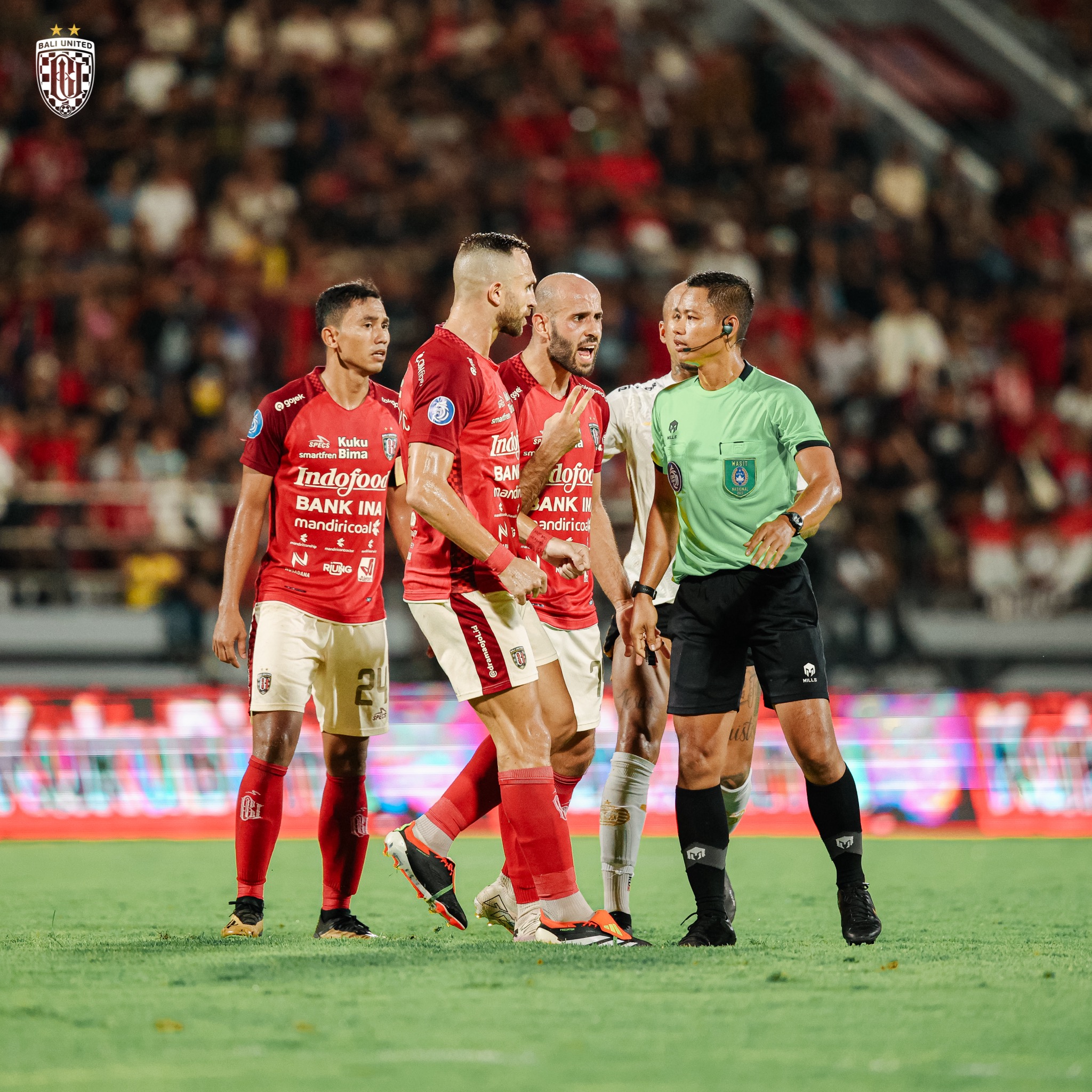 Wasit yang memimpin laga Bali United Vs Persija, Armyn Dwi Suryathin menjadi sorotan. Beberapa keputusan kontroversinya diprotes kedua kubu.
