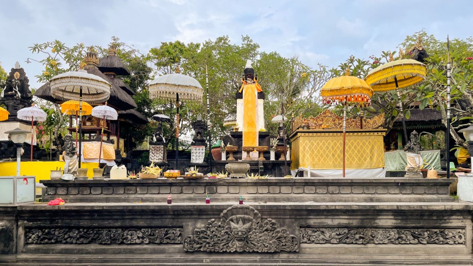 Pura Candi Narmada Tanah Kilap, Desa Adat Pemogan, Denpasar pujawalinya bertepatan dengan Purnamaning Sasih Kasa