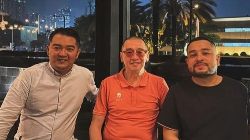 Pengamat sepakbola Justinus Lhaksana (tengah) saat pertemuannya dengan pihak Erspo dan PSSI.