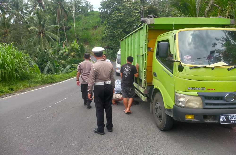 TRUK: Sopir truk pengangkut material galian c diberikan imbauan oleh petugas kepolisian.