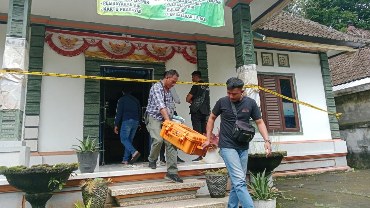 OLAH TKP: Petugas kepolisian memeriksa kasus pencurian yang terjadi di LPD Desa Adat Geriana Kangin Karangasem.