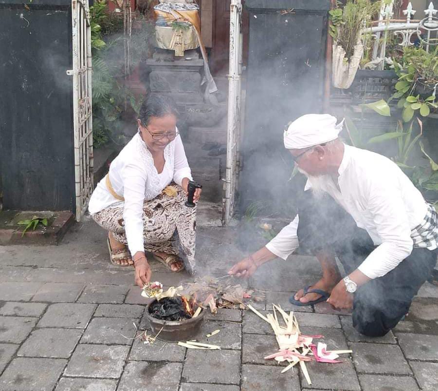 prosesi membakar penjor untuk ritual Buda Kliwon Pegatwakan