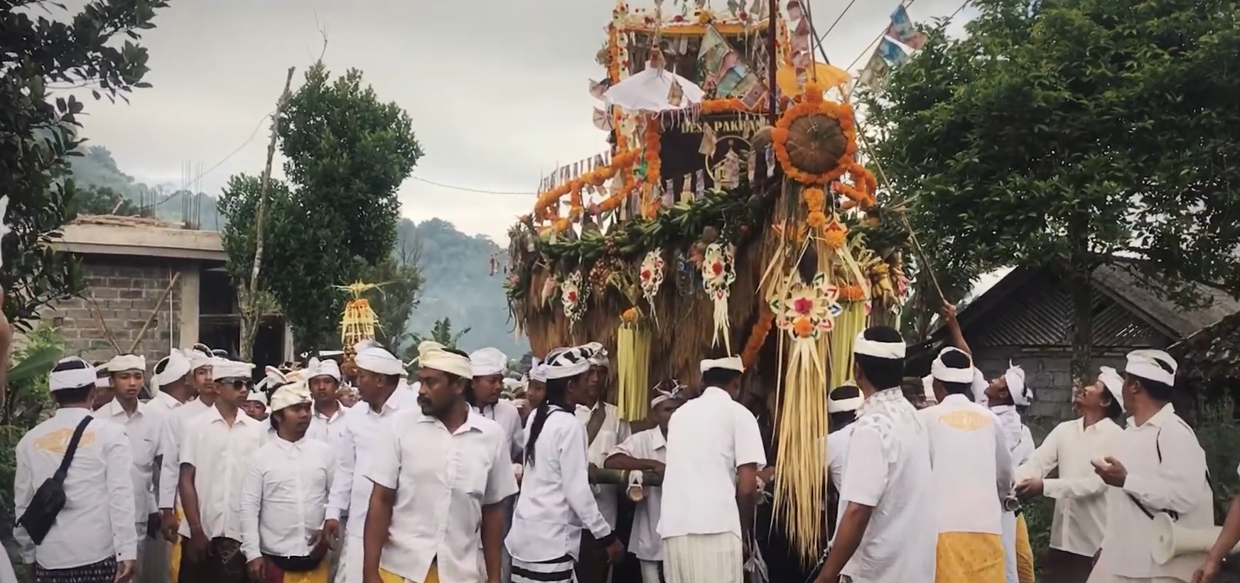 Salaran beragam bentuk seperti Ganesha, Ikan dan Kapal Laut saat dihaturkan ketika nyejer serangkaian upacara Pamijilan di Desa Adat Selat Karangasem yang menggunakan sarana panca pala