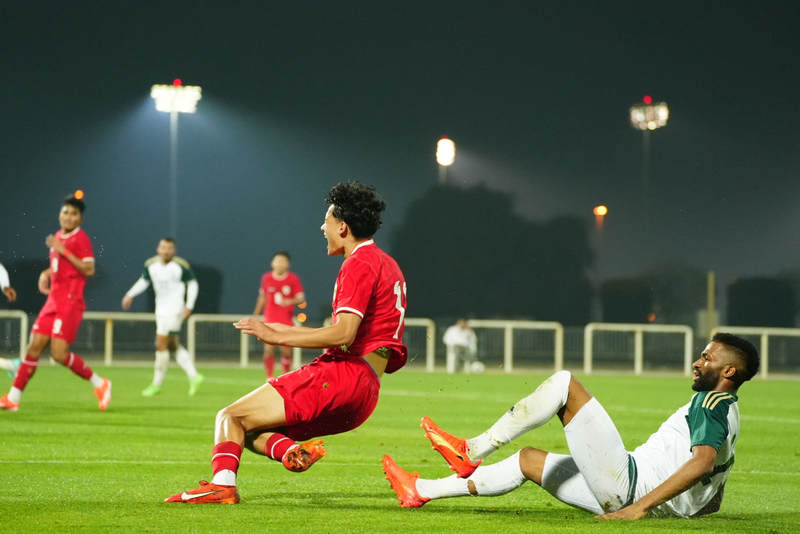 Penyerang Timnas Indonesia U23 Rafael Struick saat dilanggar pemain Arab Saudi