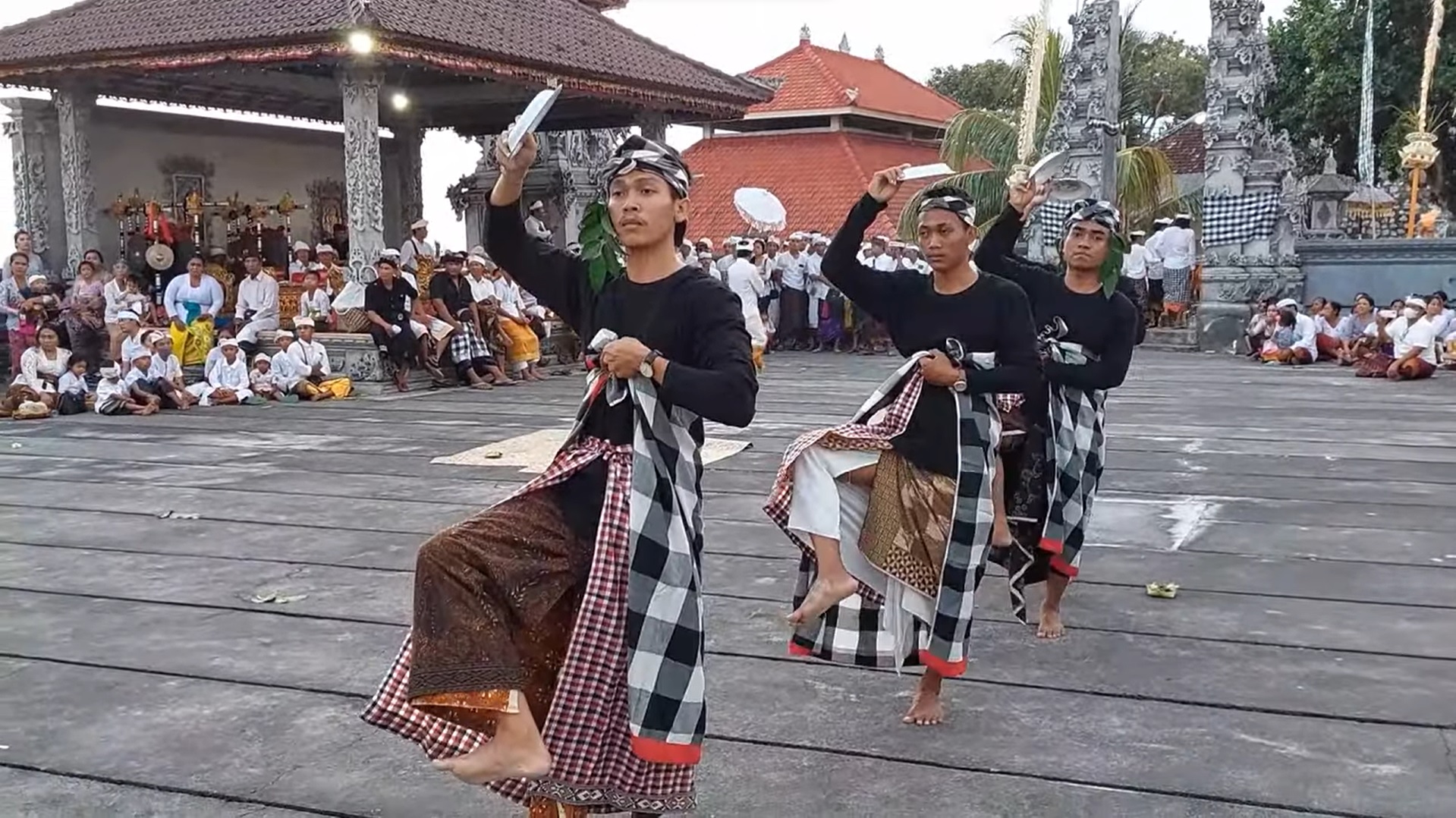 Penari Tari Demang Temenggung di Pura Paluang Nusa Penida
