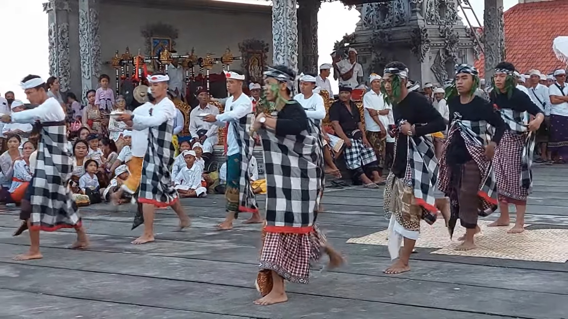 Penari Tari Demang Temenggung di Pura Paluang Nusa Penida