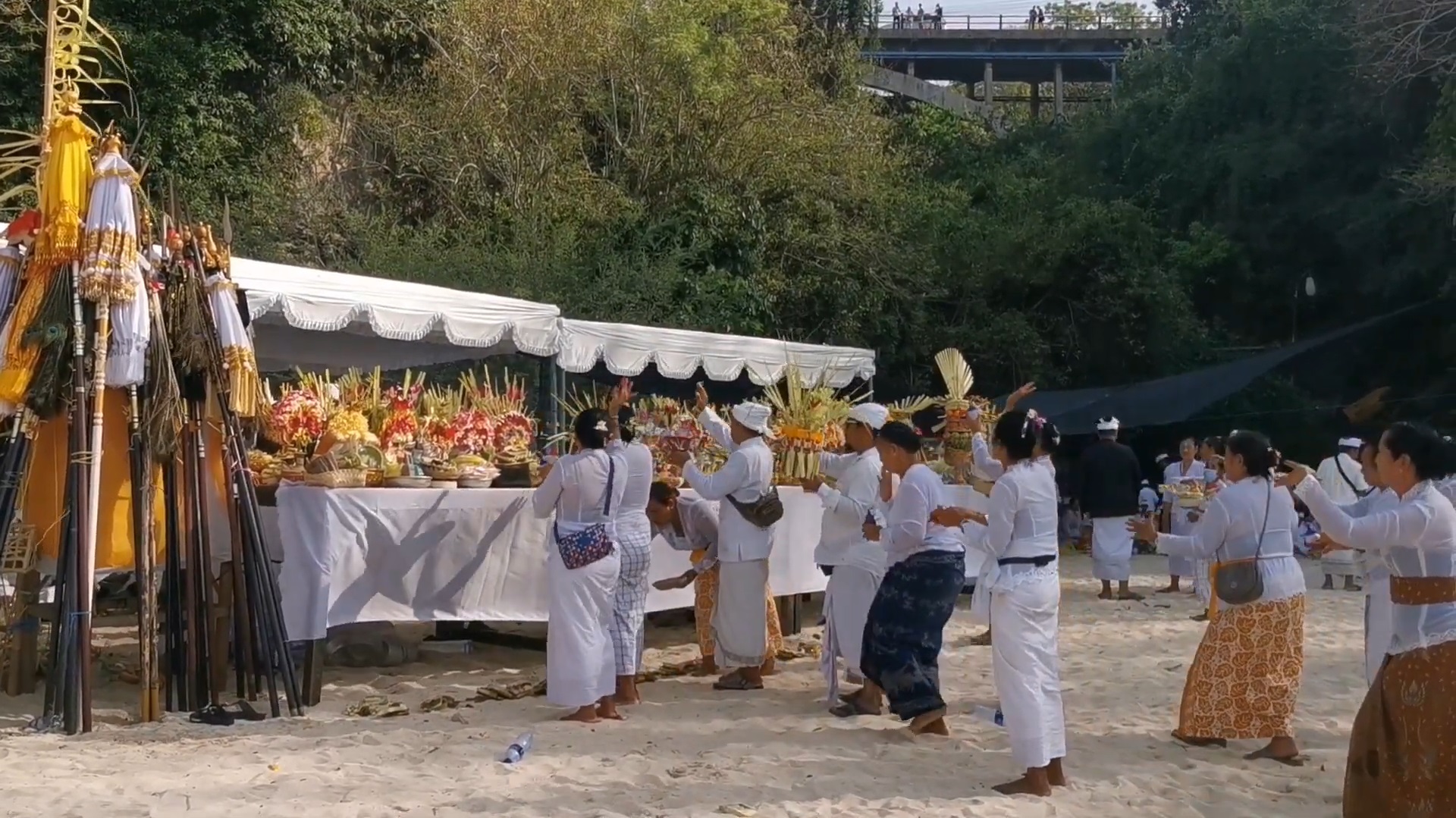 Tradisi Melasti Mendak Sabeh (hujan) di Desa Adat Pecatu, Kecamatan Kuta Selatan, Badung