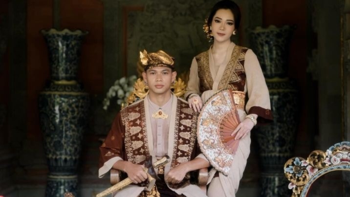 Andy Setyo Nugroho bersama calon istri mengenakan pakaian adat Bali.