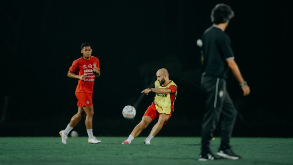 LATIHAN:Tim Bali United saat melangsungkan latihan di Training Center Pantai Purnama saat bulan Puasa lalu.
