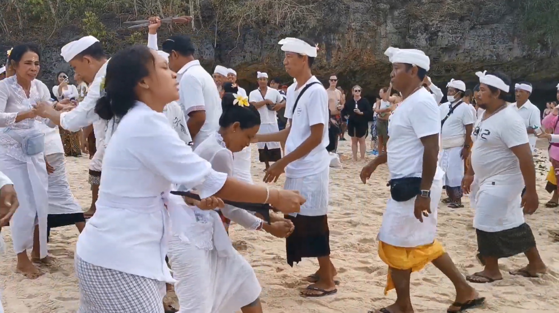 Tradisi Melasti Mendak Sabeh (hujan) di Desa Adat Pecatu, Kecamatan Kuta Selatan, Badung saat prosesi ngunying