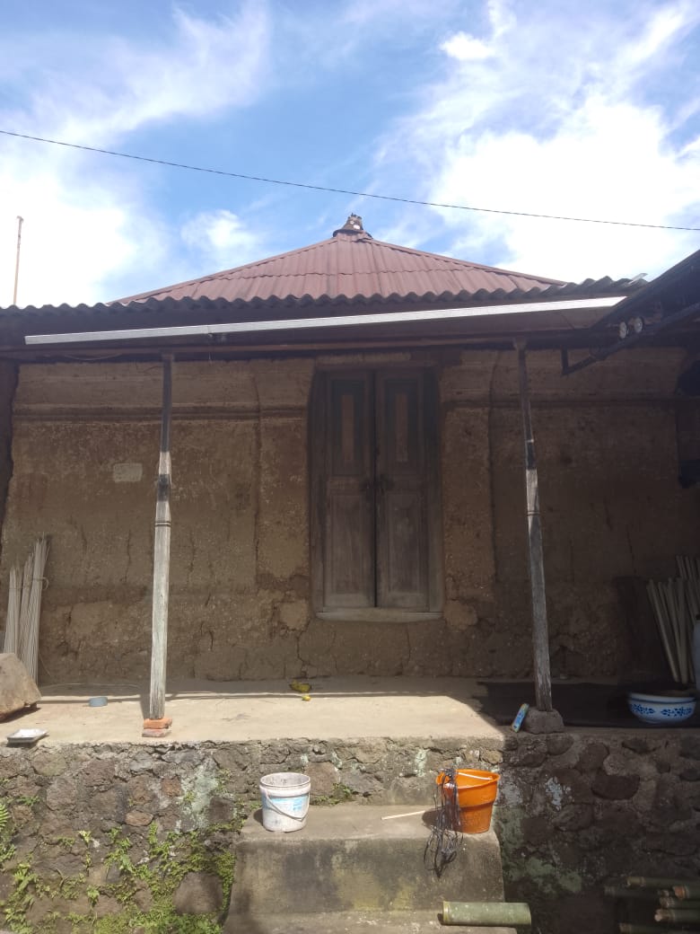 Rumah Adat Desa Tigawasa Kecamatan Banjar, Buleleng yang disebut Sakaroras