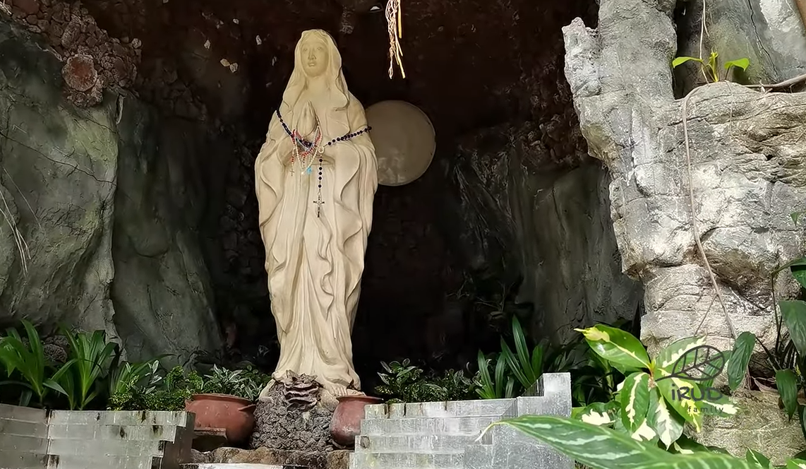 Patung Bunda Maria yang dibangun di Goa Maria Air Sanih, Desa Bukti, Kecamatan Kubutambahan, Buleleng