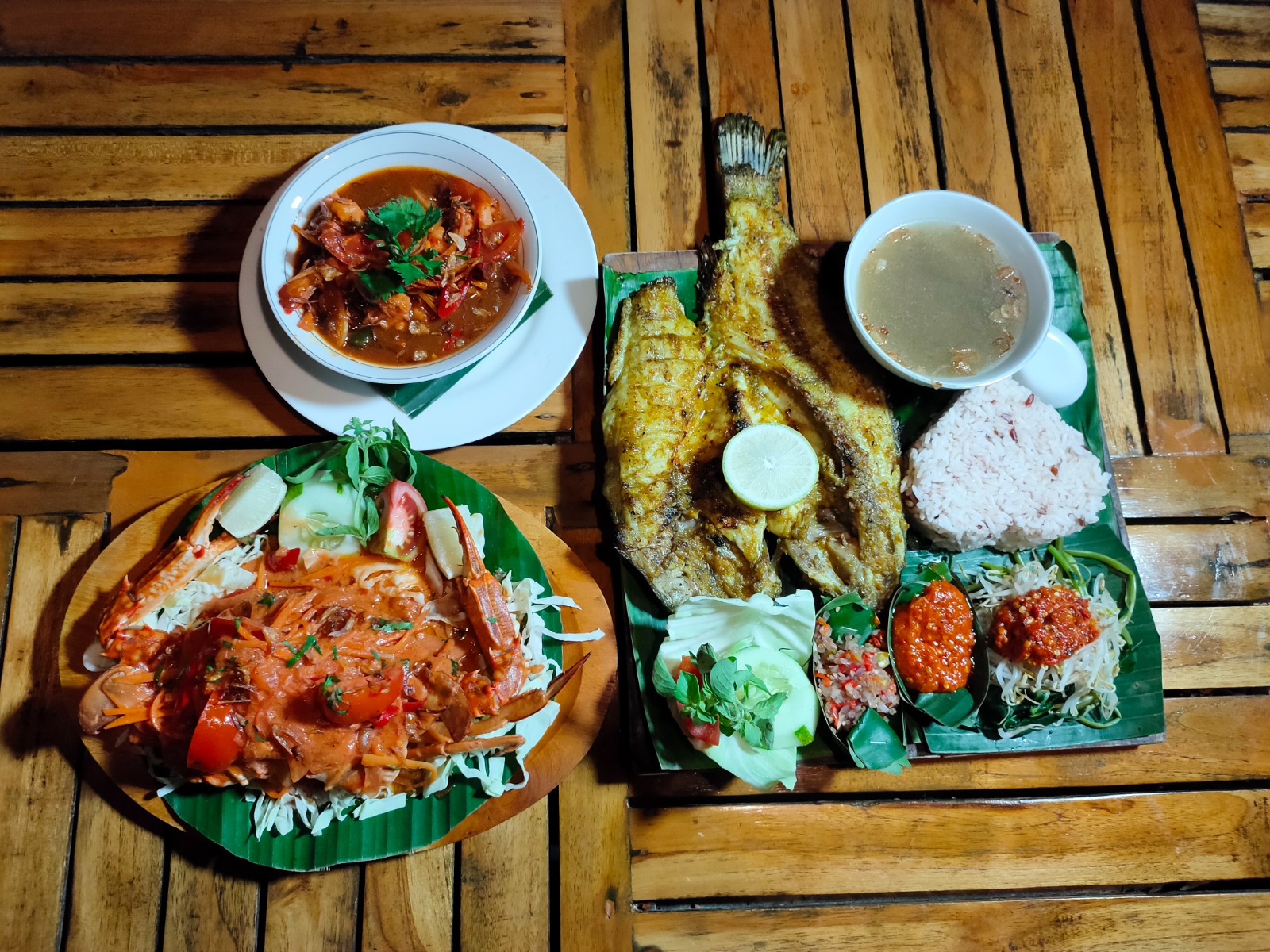 Menu ikan bakar andalan di Warung Pencar Desa Penyabangan, Buleleng