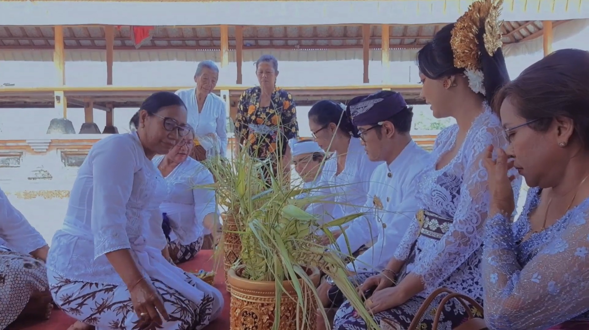 Tradisi Kelaci yang dilaksanakan pasutri pasca upacara perkawinan di Desa Kedisan, Kecamatan Kintamani, Bangli sebagai bentuk membayar hutang
