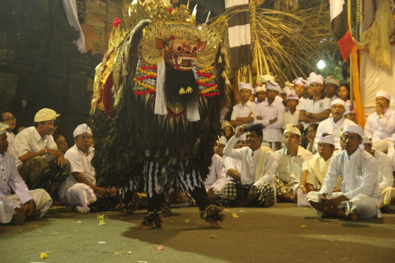 Barong menjadi metaksu karena melewati proses yang sangat sakral saat pembuatannya