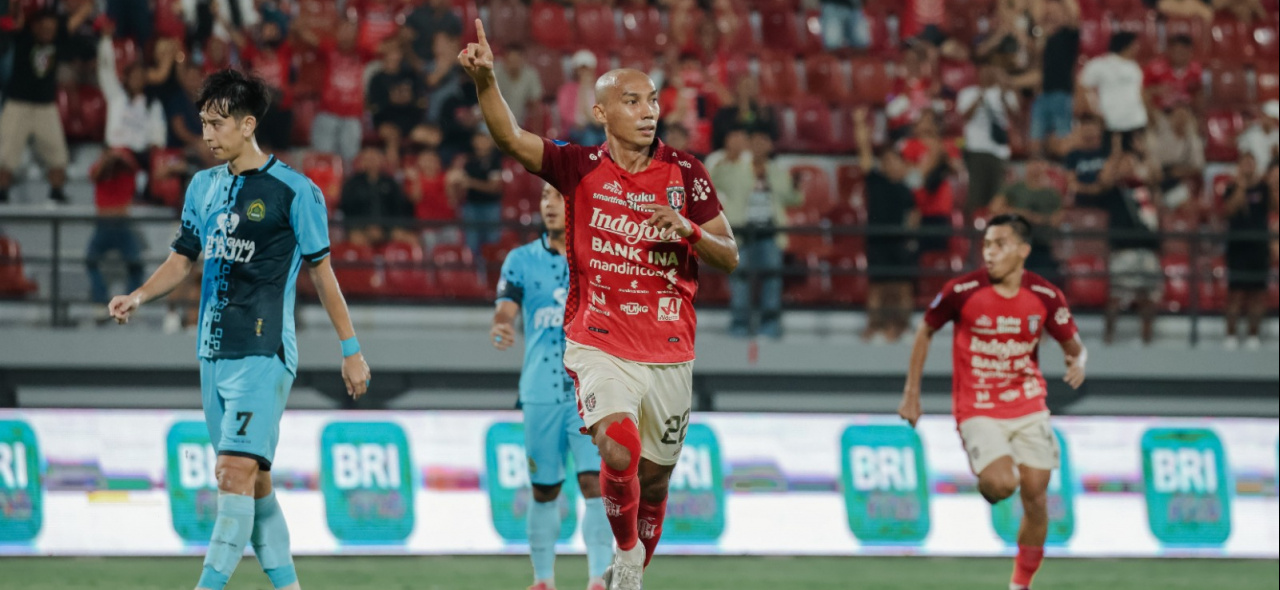 Selebrasi Novri Setiawan usak mencetak gol ke gawang Persikabo 1973 di putaran pertama Liga 1 musim 2023/2024 di Stadion Kapten I Wayan Dipta, Gianyar.