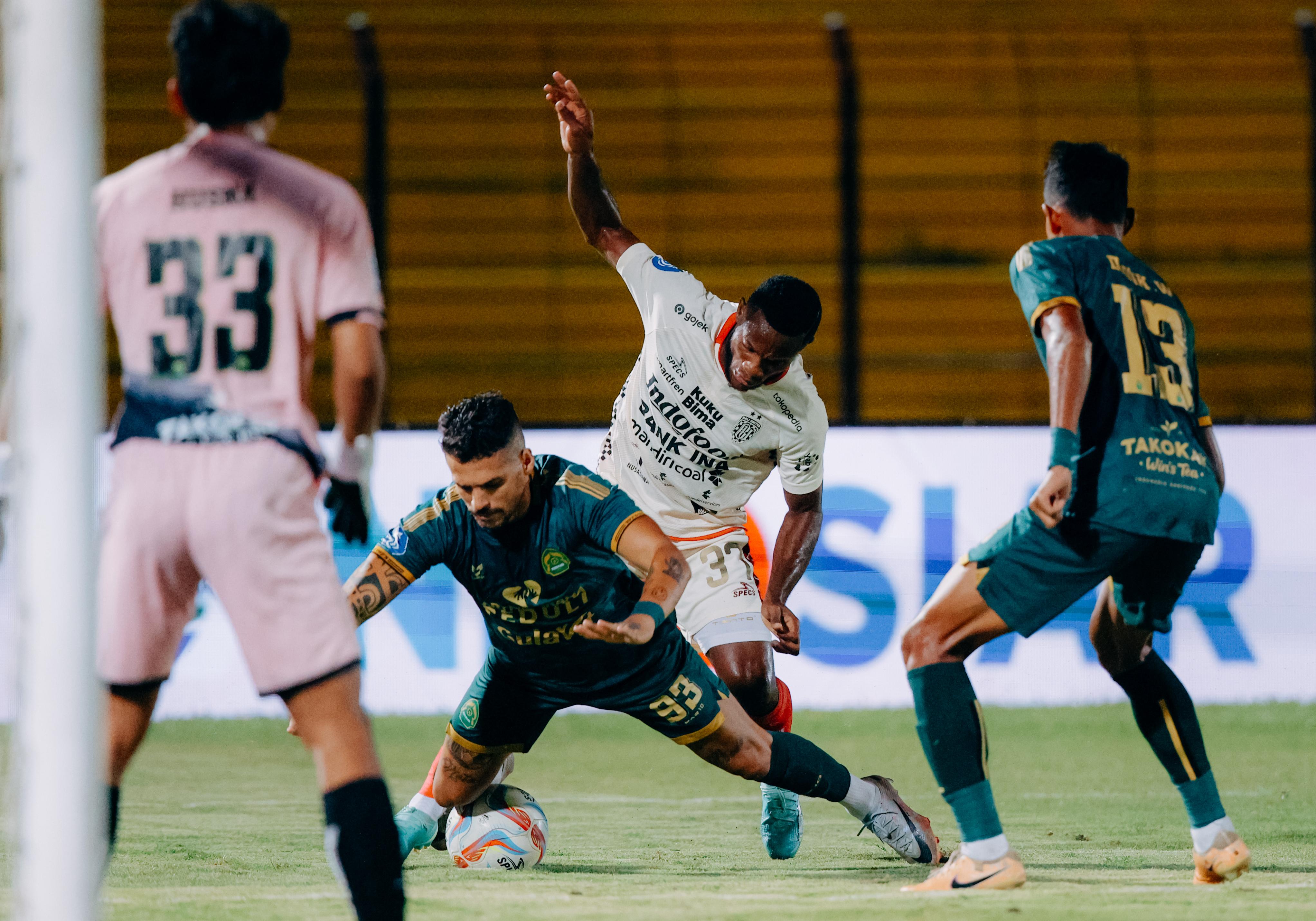BIKIN MALU: Bali United (jersey putih) kalah memalukan 2-3 atas Persikabo 1973 dalam pekan ke-31 Liga 1, Senin 15 April 2024 di Stadion Sultan Agung, Bantul, Yogyakarta.