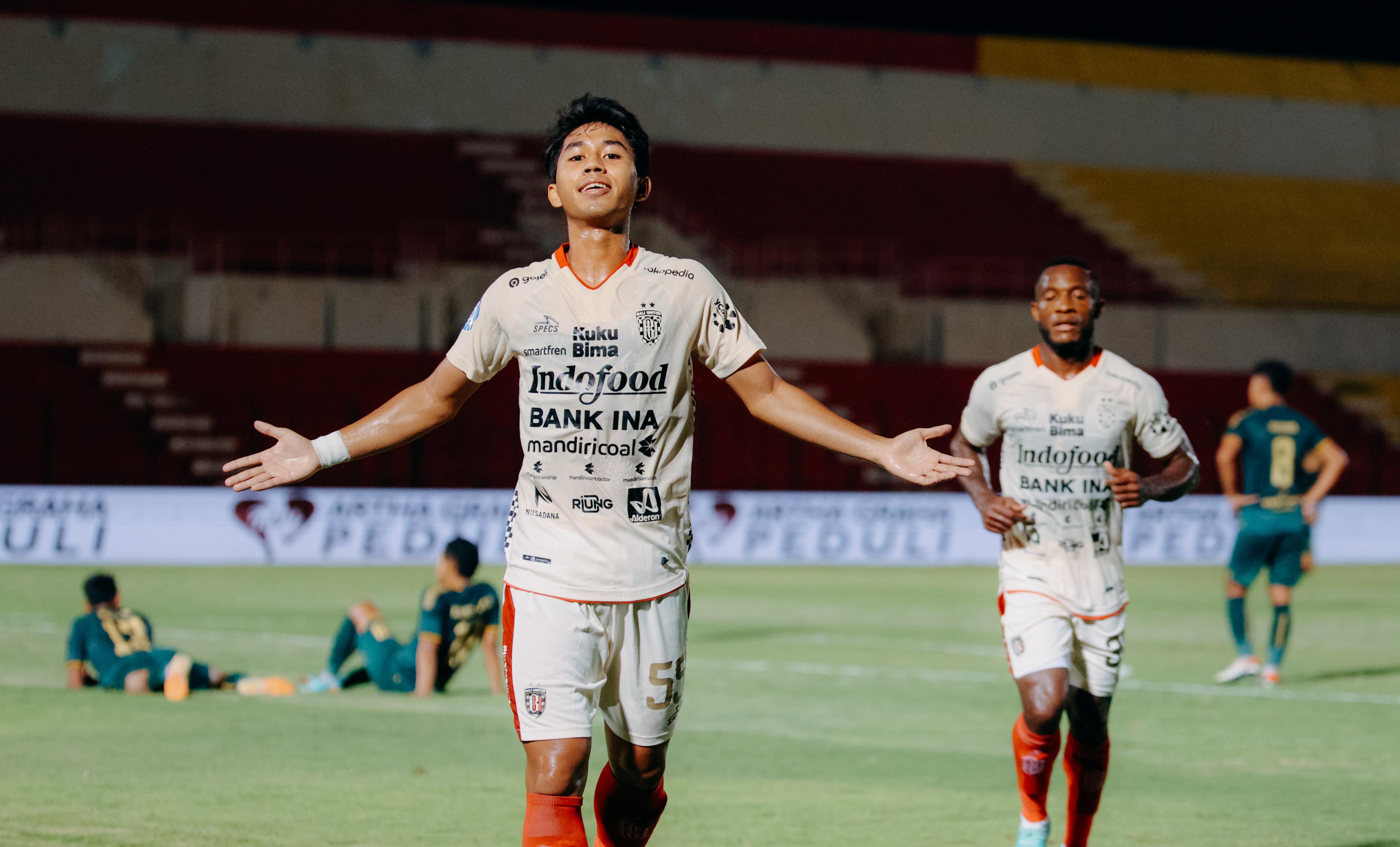 Gelandang muda Bali United Made Tito Wiratama selebrasi saat cetak gol ke gawang Persikabo.