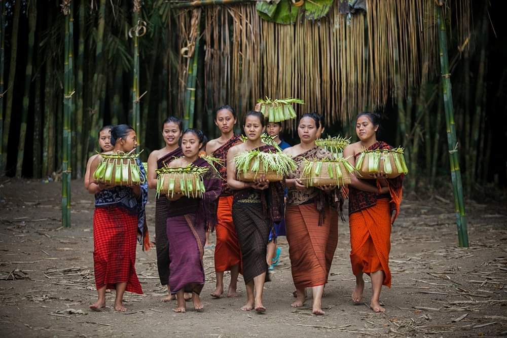 Prosesi daha saat mengikuti Ngusaba Lampuan di desa Adat Bayung Gede , Kecamatan Kintamani, Bangli