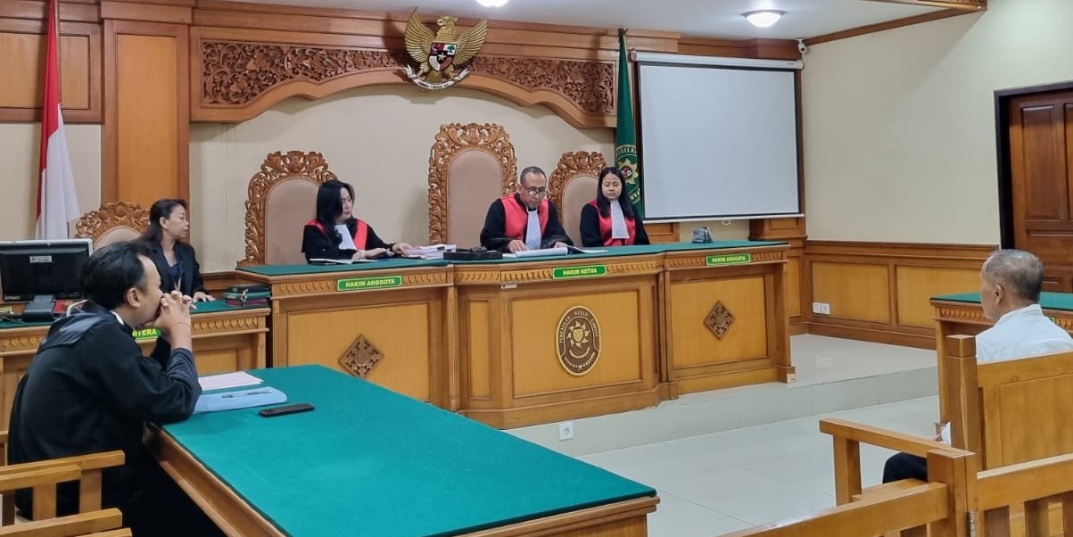 HUKUMAN RINGAN: Majelis Hakim PN Gianyar menjatuhkan hukuman 1,5 tahun penjara pada kontraktor lift maut Mujiana.