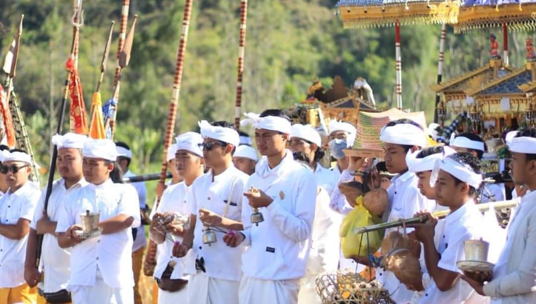 Krama Batur saat berjalan beriringan menuju Pura tirta Mas Mampeh serangkaian Ngusaba Dimel saat Sasih Karo