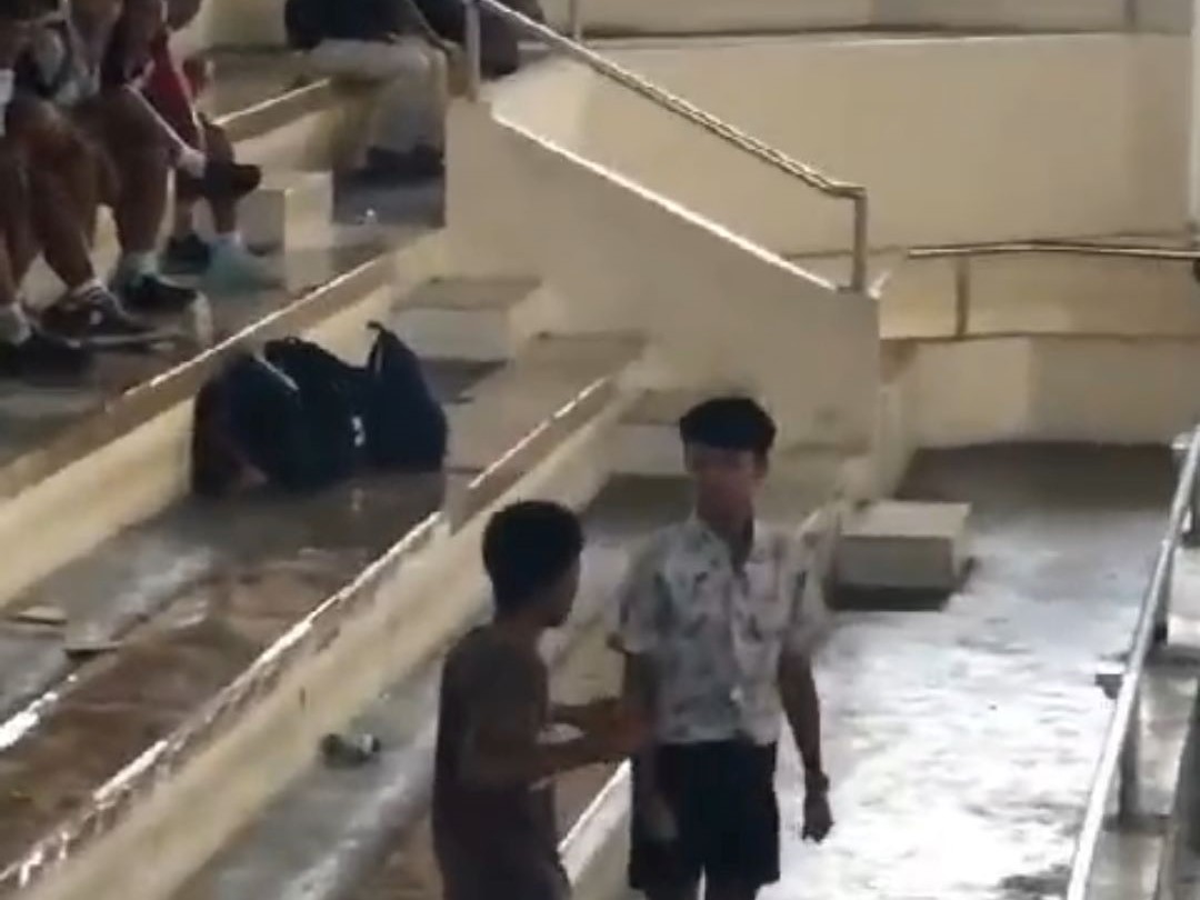 BAKU PUKUL: Tangkapan layar video viral siswa SMP di Klungkung Bali nyaris bentrok di stadion.