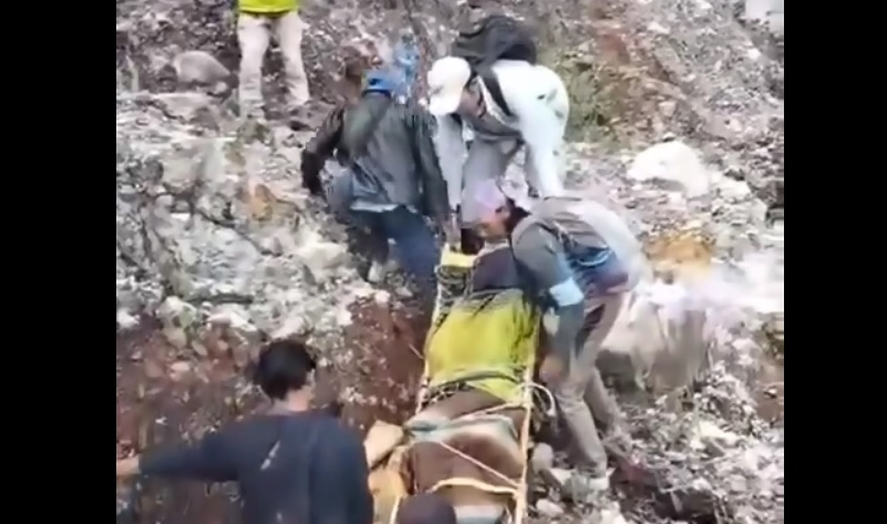 Evakuasi turis Tiongkok terjatuh di jurang Kawah Ijen, Banyuwangi.