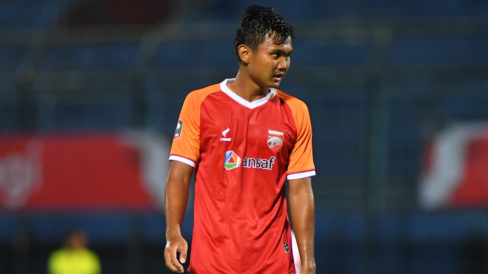 Komang Teguh belum bisa dipulangkan ke Bali. Dia cukup spesial bagi Borneo FC.