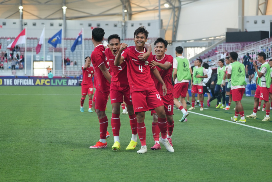 Bek Timnas Indonesia U23 Komang Teguh (nomor4) usai cetak gol ke gawang Australia U23
