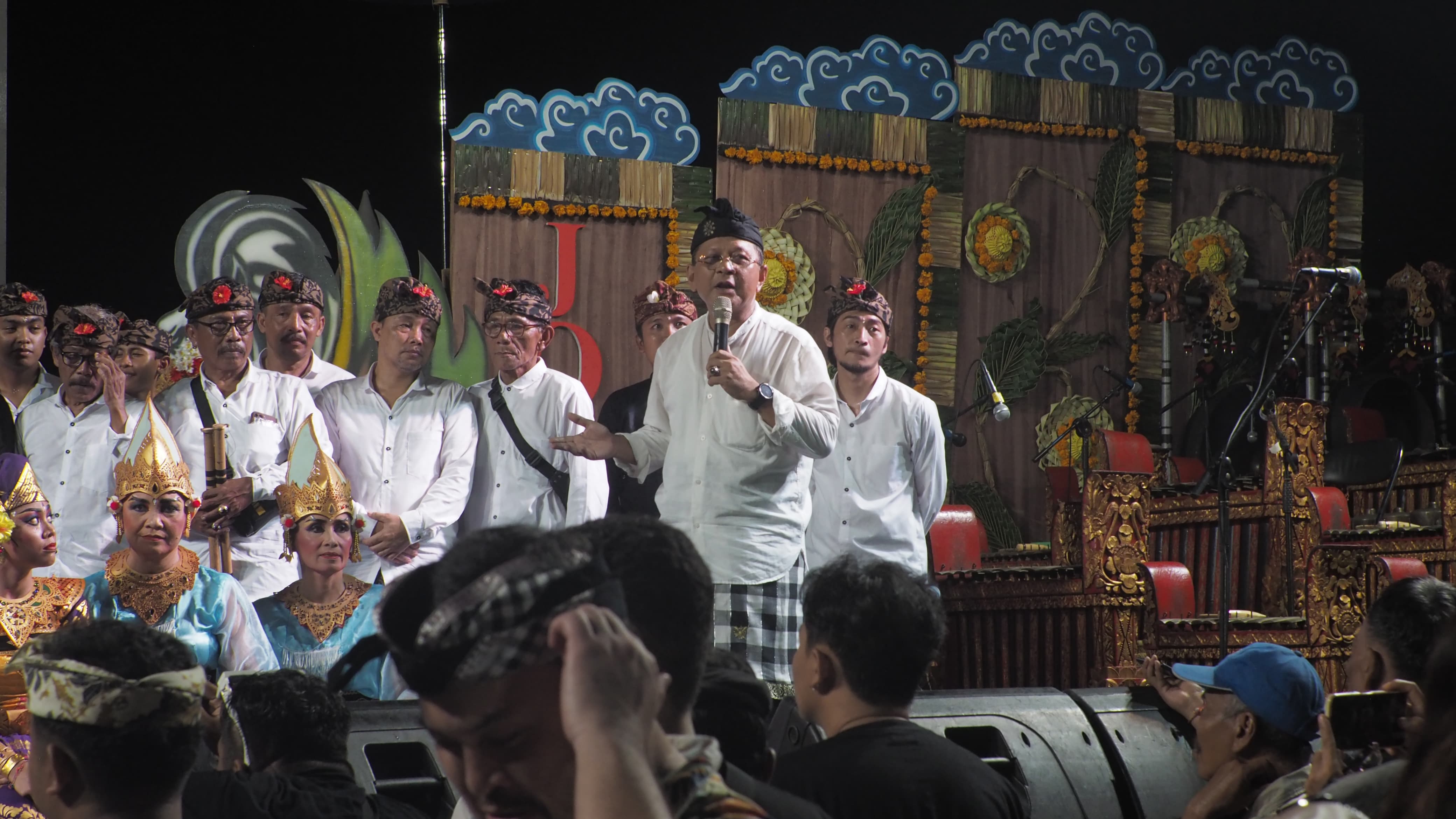 Bakal Calon Wakil Bupati Buleleng, Nyoman Sutjidra saat berorasi di panggung Apresiasi Seni 2024