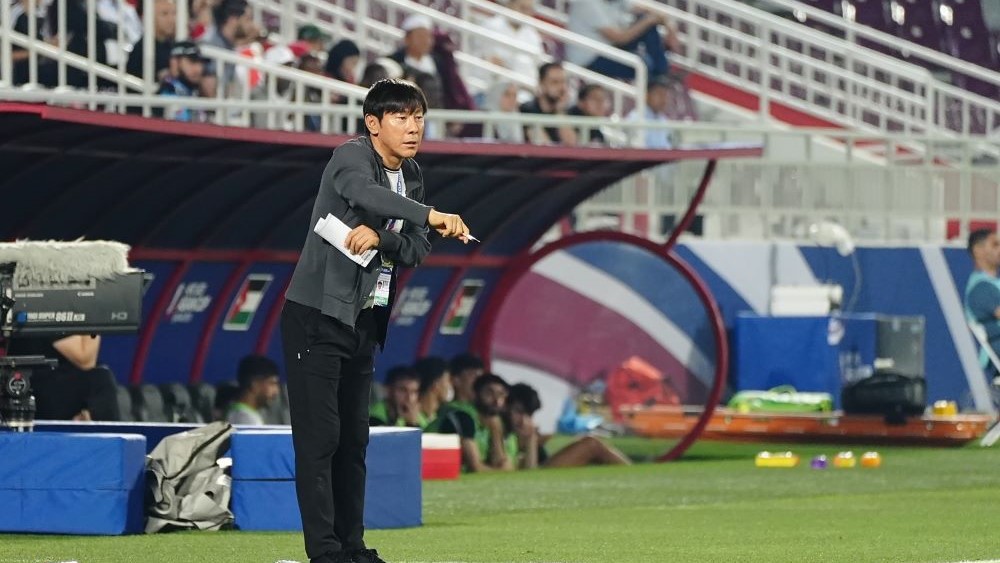 Pelatih Shin Tae-yong saat memantau permainan Timnas Indonesia U23 di ajang Piala Asia U23 2024 Qatar.