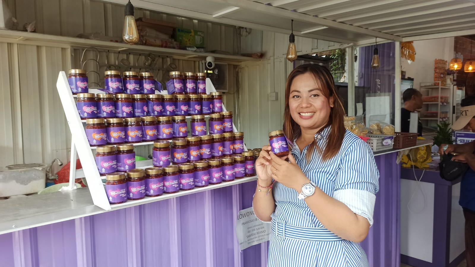 Mahendri saat menunjukkan sambal Mamone di Kedai Sambal Mamone Singaraja