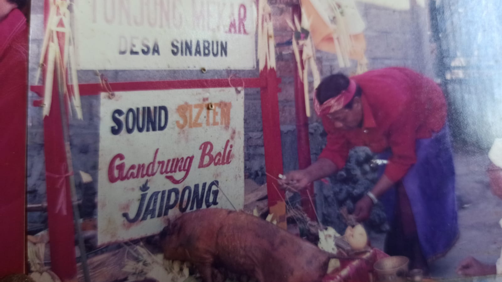 Wayan Netra saat ngerasakin di depan Pelang Nama jogednya.