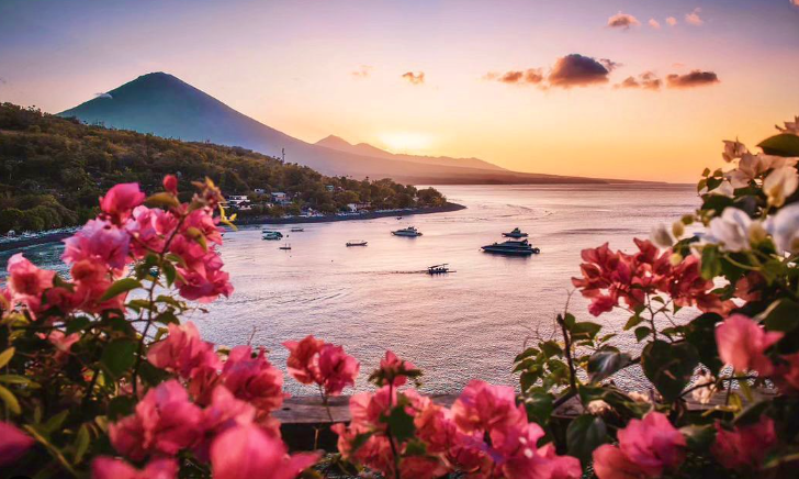 Sunset Point Amed Bali menawarkan pemandangan laut yang memukau dengan latar belakang Gunung Agung