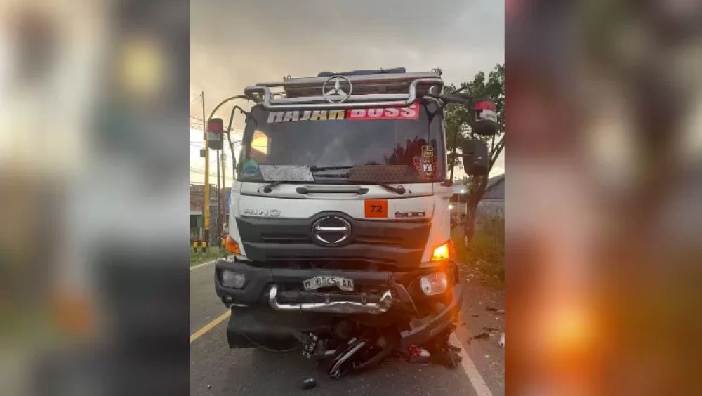 Kondisi dump truk dan motor korban usai terlibat kecelakaan di Jalan Raya Blega, Bangkalan pada Selasa (23/4).