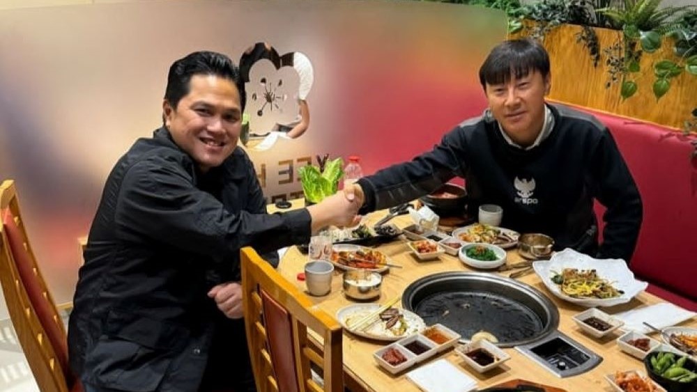 Ketua Umum PSSI, Erick Thohir bersama Shin Tae-yong saat menikmati hidangan khas Korea Selatan.