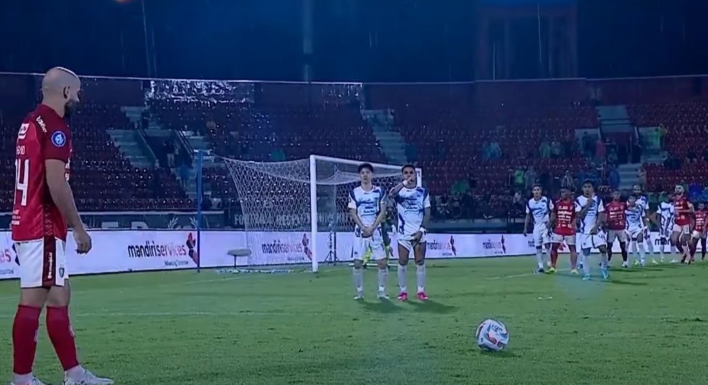 Mohammed Rashid siap melakukan tendangan bebas yang berbuah gol saat Bali United Vs PSIS Semarang. Golnya jadi terbaik di pekan ke-28 Liga 1 2023/2024