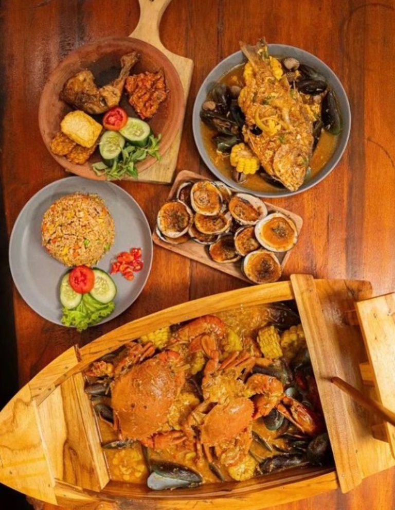Griya Kepiting Bali, yang beralamat di Jalan Kartini No. 29 B, menawarkan pengalaman makan seafood yang tak terlupakan dengan harga yang terjangkau.
