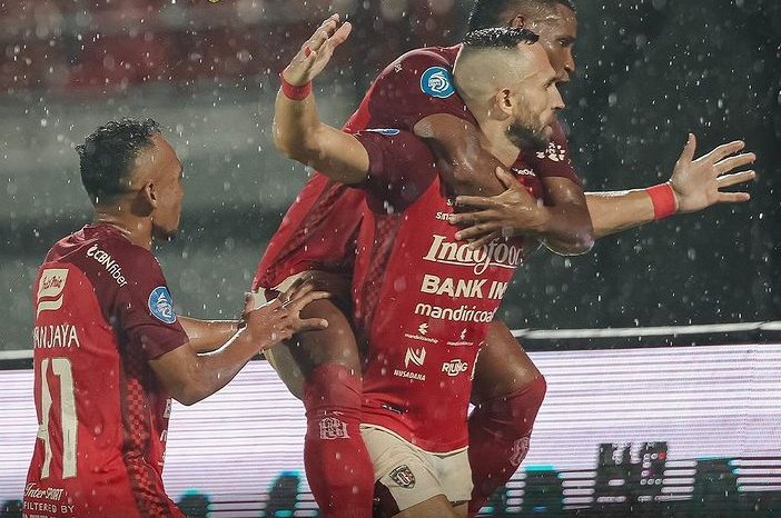 Ilija Spasojevic usai cetak gol ke gawang PSIS Semarang pada pekan-ke28. Tapi bukan gol terbaik di pekan itu.