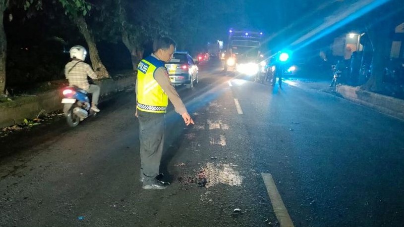 TEWAS DI TEMPAT: Polantas Polres Jembrana melakukan olah TKP kecelakaan yang menewaskan pemotor di Negara.