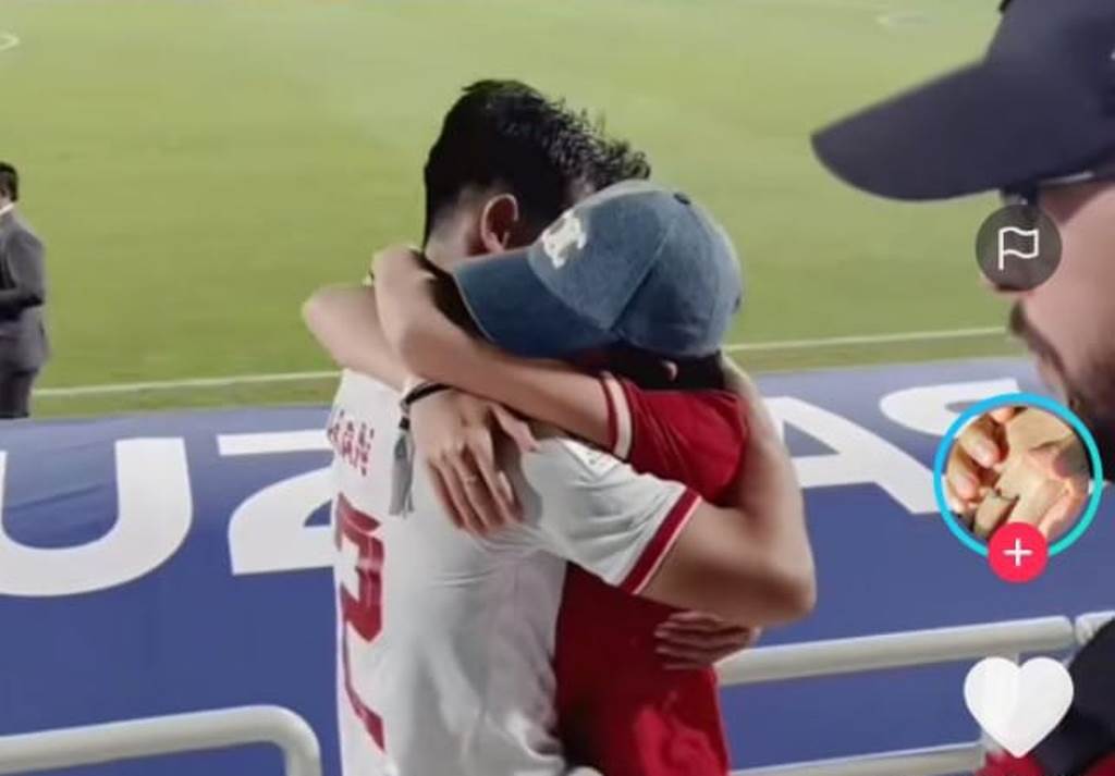 Pemain Timnas Indonesia U-23, Pratama Arhan mendapat pelukan mesra usai mengalahkan Korsel.