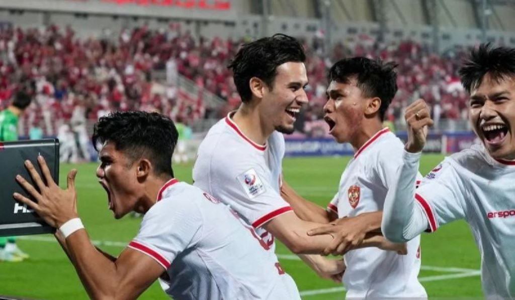 Pesepak bola Timnas U-23 Indonesia melakukan selebrasi usai menang melawan Timnas U-23 Korea Selatan melalui adu pinalti dengan agregat 11-10.