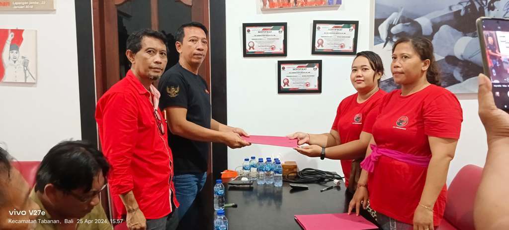 Nyoman Mulyadi  (hitam) mengambil formulir pendaftaran sebagai calon Bupati di kantor DPC PDIP Tabanan.